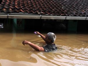 Berita Hari Ini di Jabar: Banjir Dayeuhkolot hingga Truk Tewaskan 3 Orang Berita Hari Ini di Jabar: Banjir Dayeuhkolot hingga Truk Tewaskan 3 Orang