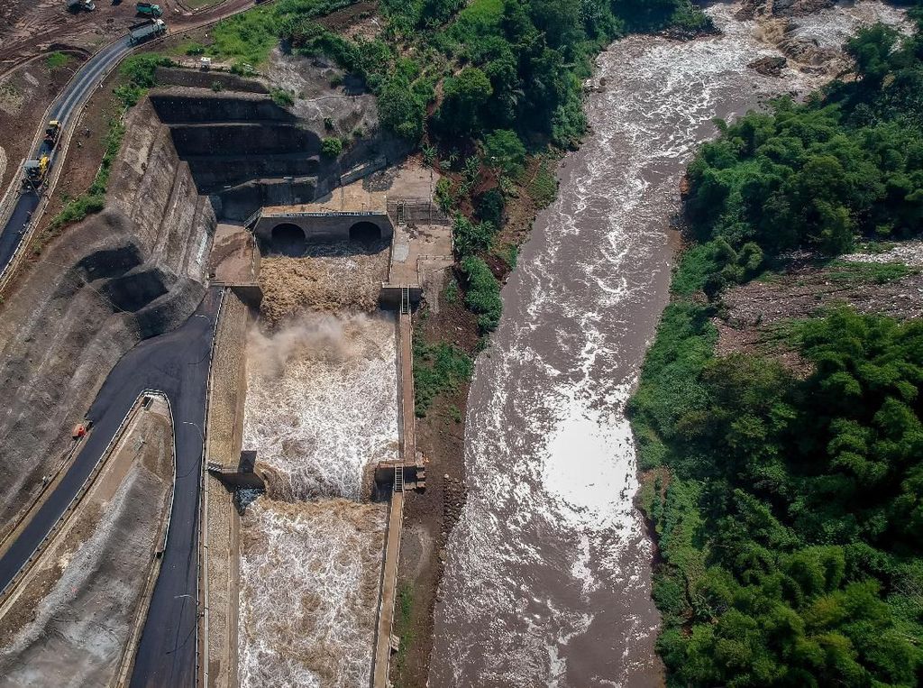 Melihat Uji Coba Terowongan Penangkal Banjir Citarum Melihat Uji Coba Terowongan Penangkal Banjir Citarum