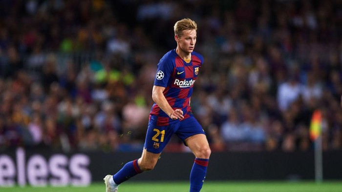 BARCELONA, SPAIN - OCTOBER 02: Frenkie De Jong of FC Barcelona conducts the ball during the UEFA Champions League group F match between FC Barcelona and Inter at Camp Nou on October 02, 2019 in Barcelona, Spain. (Photo by Alex Caparros/Getty Images)