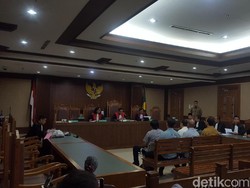 Lutfi Pembawa Bendera Bantah Saksi Polisi soal Lempar Batu saat Demo