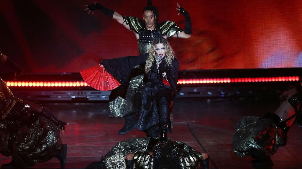 Doyan Berondong, Madonna Disebut Pacari Penari yang 36 Tahun Lebih Muda