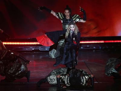 Doyan Berondong, Madonna Disebut Pacari Penari yang 36 Tahun Lebih Muda