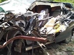 Begini Kondisi Mobil yang Ditumpangi Gus Hilman Usai Tabrak Truk