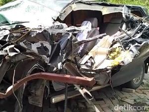 Begini Kondisi Mobil yang Ditumpangi Gus Hilman Usai Tabrak Truk Begini Kondisi Mobil yang Ditumpangi Gus Hilman Usai Tabrak Truk