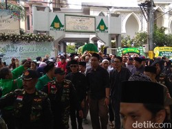 Diiringi Selawat dan Tahlil, Ribuan Pelayat Antar Pemakaman Gus Hilman