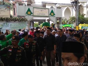 Diiringi Selawat dan Tahlil, Ribuan Pelayat Antar Pemakaman Gus Hilman Diiringi Selawat dan Tahlil, Ribuan Pelayat Antar Pemakaman Gus Hilman