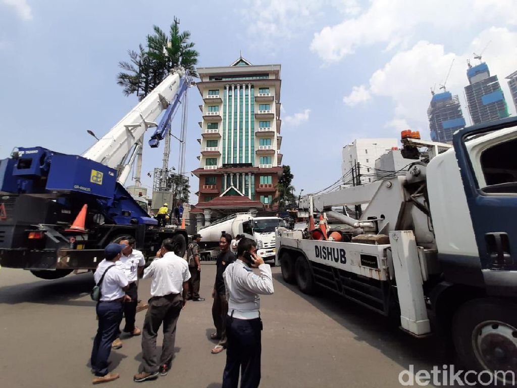 Truk Tangki Jeblos di Depan Thamrin City Berhasil Dievakuasi Setelah 4 Jam Truk Tangki Jeblos di Depan Thamrin City Berhasil Dievakuasi Setelah 4 Jam