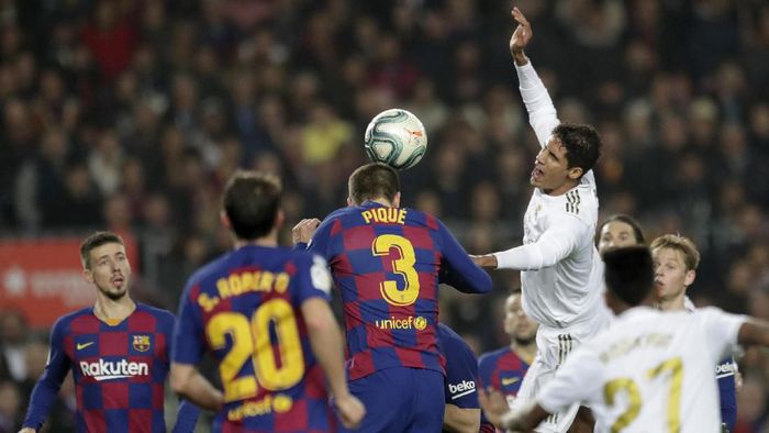 Sergio Ramos menilai Real Madrid seharusnya dapat dua penalti saat melawan Barcelona di El Clasico di Liga Spanyol (Foto: AP Photo/Bernat Armangue)