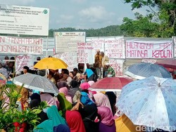 Tuntut Ganti Rugi Layak, Massa Terdampak Bendungan Bener Blokir Jalan