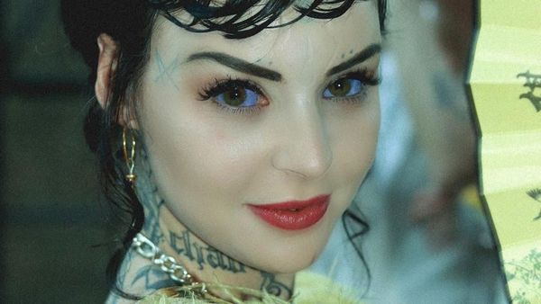 Dijuluki Alien Princess, Wanita Ini Berbola Mata Ungu dan Berkuping Lancip