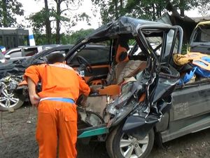 Mobil Pikap Bonyok Tabrak Truk di Tol Cipularang