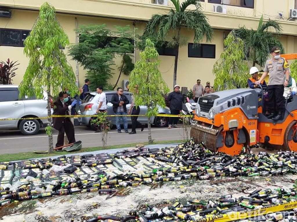 Gandeng Ulama, Polda Banten Musnahkan 33.168 Botol Miras Gandeng Ulama, Polda Banten Musnahkan 33.168 Botol Miras