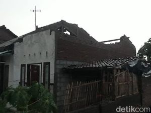 Angin Kencang Sapu 6 Kecamatan di Jombang, 1 Warga Luka Tertimpa Atap