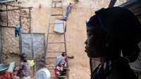 Perkenalkan Pascaline, gadis berusia 13 tahun yang tinggal di lingkungan miskin di kawasan Lacouroussou, Niamey, Niger. Ia tinggal di dalam rumah dengan satu kamar yang terbuat dari tanah liat beratapkan jerami.