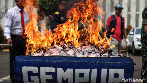 Bea Cukai Musnahkan Rokok dan Miras Ilegal