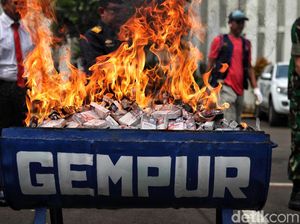 Bea Cukai Musnahkan Rokok dan Miras Ilegal