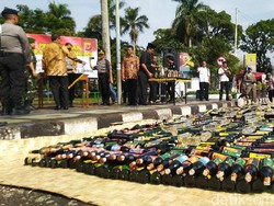 Sambut Nataru, Ribuan Botol Miras Dimusnahkan Polres Ciamis dan Cimahi
