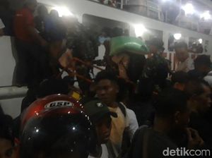 Pemudik Meningkat Jelang Natal, Kapal Ambon-Buru Selatan Sempat Miring Pemudik Meningkat Jelang Natal, Kapal Ambon-Buru Selatan Sempat Miring