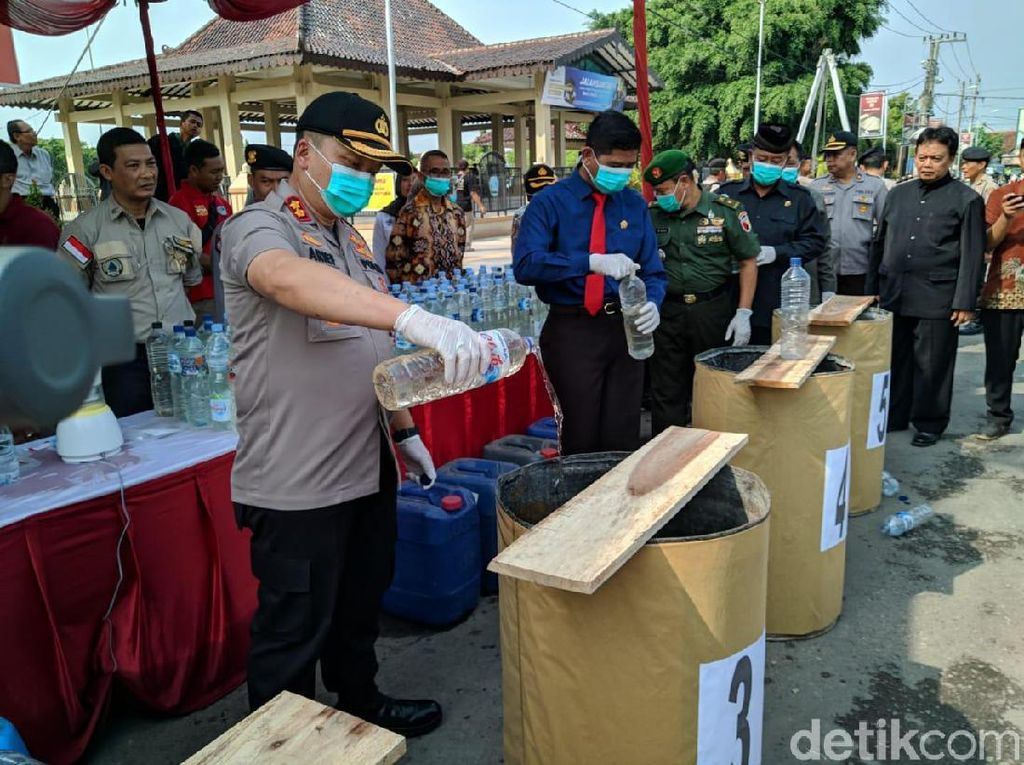 Temuan Ribuan Pil Double L di Ponorogo Diblender, 750 Liter Miras Dibuang Temuan Ribuan Pil Double L di Ponorogo Diblender, 750 Liter Miras Dibuang
