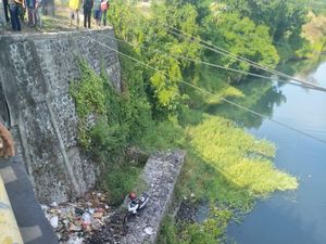 Ngantuk, Perempuan Bermotor Terjun ke Jembatan Pantai Lebih Gianyar