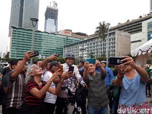 Naik Sepeda, Anies Sambangi Christmas Carol di Bundaran HI