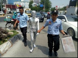 Dinsos Jakbar Bina Manusia Silver yang Mengemis di Kebon Jeruk