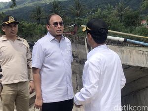 Penyaluran Bantuan Disertai Sindiran Ala Andre Rosiade Penyaluran Bantuan Disertai Sindiran Ala Andre Rosiade