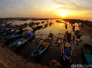 Pesona Sunrise di Pelabuhan Cikidang Pangandaran