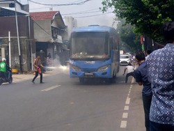 TransJ Selidiki Penyebab Bus Keluarkan Asap di Depan PN Jaksel