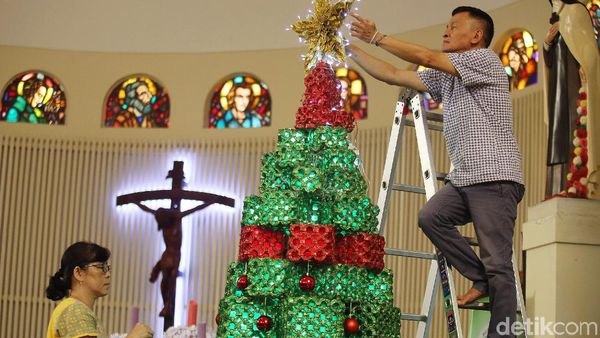 Keren! Ada Pohon Natal dari Kertas Bekas di Gereja Jakarta