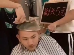 Kocaknya Tampang Kesal Pria Saat Cukur Rambut Pakai Baskom dan Saringan