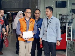 Usai Diperiksa, Imam Nahrawi Tunjukkan Kertas Isi Pesan ke Pimpinan KPK Baru