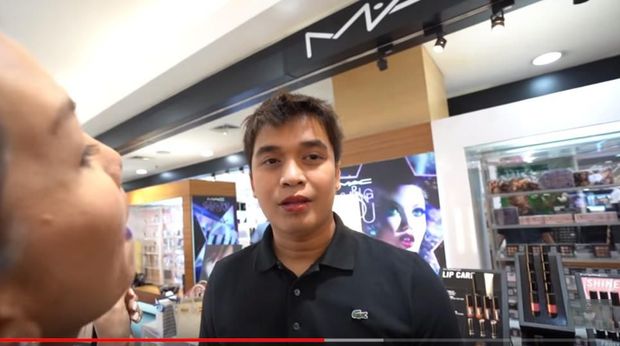 Billy Syahputra pakai lipstik