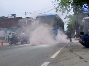 Bus TransJakarta Keluarkan Asap di Depan PN Jaksel, Penumpang Panik