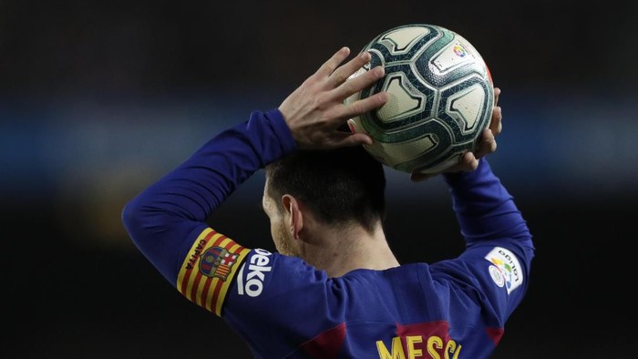 Barcelonas Lionel Messi holds the ball during a Spanish La Liga soccer match between Barcelona and Real Madrid at Camp Nou stadium in Barcelona, Spain, Wednesday, Dec. 18, 2019. Thousands of Catalan separatists are planning to protest around and inside Barcelonas Camp Nou Stadium during Wednesdays 
