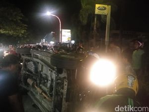 Mobil yang Dirusak Massa di Makassar Tabrak Sejumlah Pemotor Mobil yang Dirusak Massa di Makassar Tabrak Sejumlah Pemotor