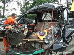 Pikap Tabrak Truk di Tol Cipularang, 1 Orang Tewas