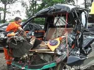 Pikap Tabrak Truk di Tol Cipularang, 1 Orang Tewas Pikap Tabrak Truk di Tol Cipularang, 1 Orang Tewas