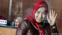 Lambaian Tangan Istri Imam Nahrawi Jelang Diperiksa KPK