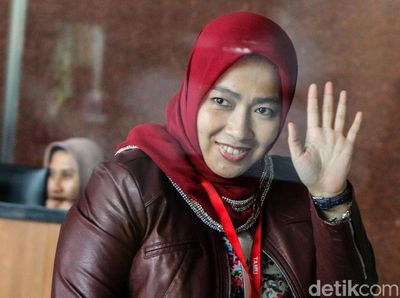 Lambaian Tangan Istri Imam Nahrawi Jelang Diperiksa KPK