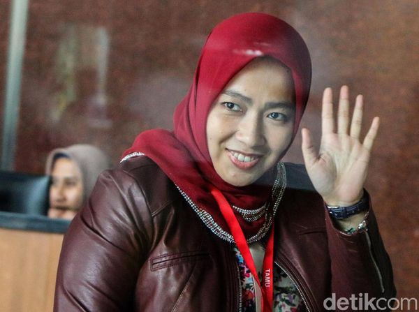 Lambaian Tangan Istri Imam Nahrawi Jelang Diperiksa KPK