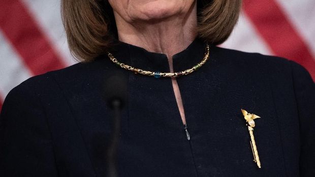 bros yang dipakai Nancy Pelosi