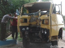 Truk Tabrak Pohon Asem di Mojokerto, Sopir dan Kenek Sempat Terjepit