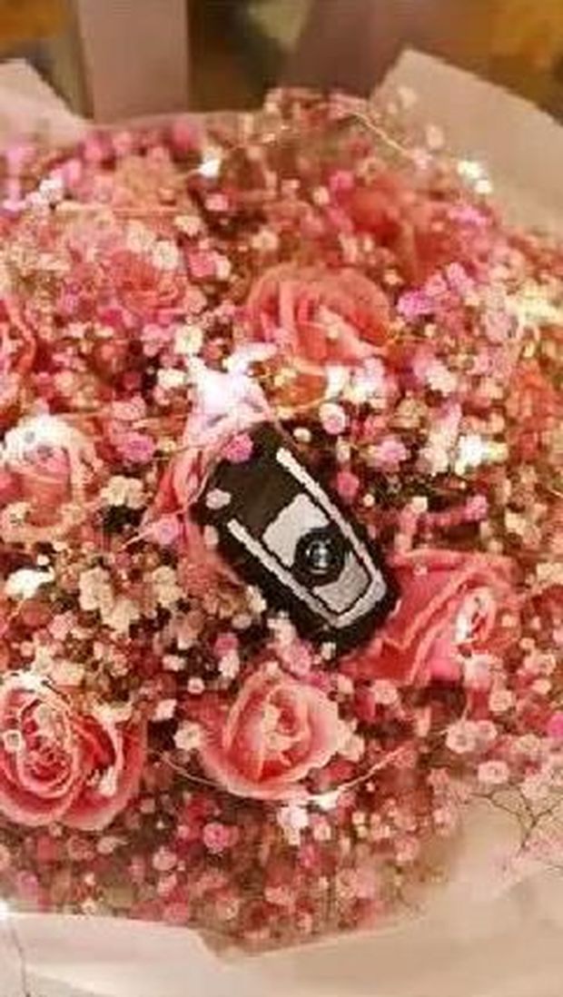 Kunci mobil BMW dan akta rumah