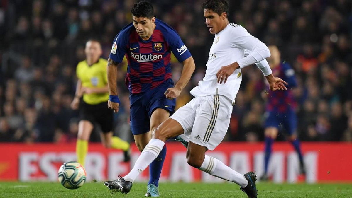 Raphael Varane mendapat terjangan brutal dari Clement Lenglet (Foto: Alex Caparros/Getty Images)