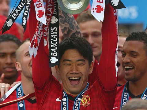MANCHESTER, ENGLAND - MAY 12:  Shinji Kagawa of Manchester United of Manchester United lifts the Premier League trophy following the Barclays Premier League match between Manchester United and Swansea City at Old Trafford on May 12, 2013 in Manchester, England.  (Photo by Alex Livesey/Getty Images)