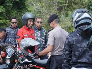 Jaket Jokowi di Perbatasan Malaysia-Indonesia Bikin Salfok Netizen Jaket Jokowi di Perbatasan Malaysia-Indonesia Bikin Salfok Netizen