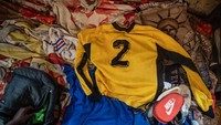 Jika kebanyakan gadis tengah bergejolak dengan masa puber, lain halnya dengan Pascaline. Isi ransel Pascaline di tempat tidurnya menawarkan secercah aspirasi gadis di Niger. Selama bertahun-tahun, Pascaline mengumpulkan jersey sepakbola, kaus kaki hingga sepatu bola. Dan ya, Pascaline adalah fans setia Barcelona.