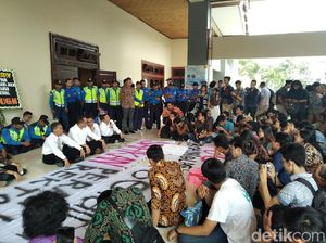 Didemo, Rektor UGM Teken Komitmen Sahkan Aturan Antikekerasan Seksual Didemo, Rektor UGM Teken Komitmen Sahkan Aturan Antikekerasan Seksual