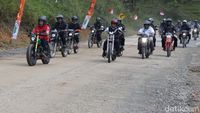 Gaya Jokowi Jajal Jalan di Perbatasan Naik Motor Custom